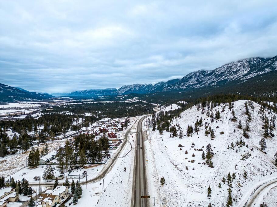 R&r Relaxation Ridge, Private Hot Tub, Spacious Holiday home Radium Hot Springs