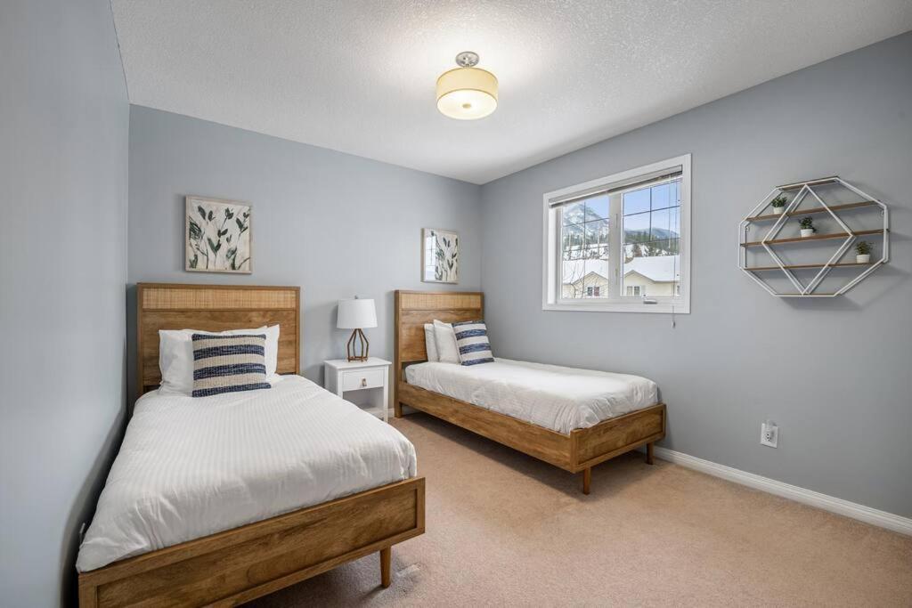 R&r Relaxation Ridge, Private Hot Tub, Spacious * Radium Hot Springs