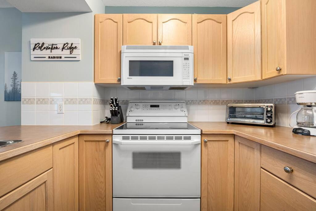 R&r Relaxation Ridge, Private Hot Tub, Spacious Holiday home Radium Hot Springs