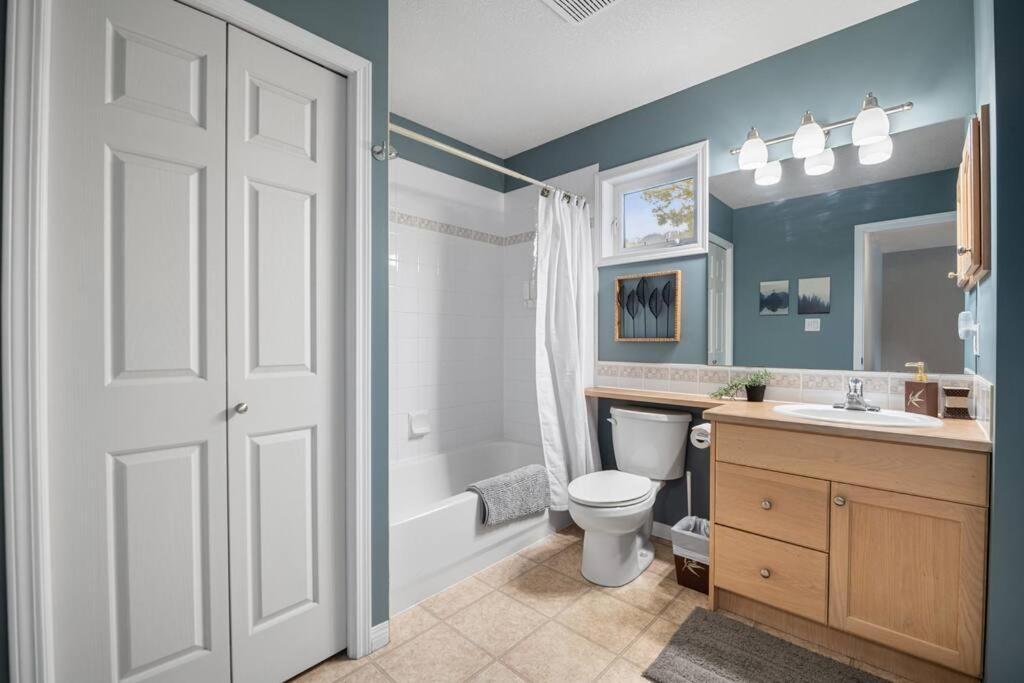 R&r Relaxation Ridge, Private Hot Tub, Spacious * Radium Hot Springs