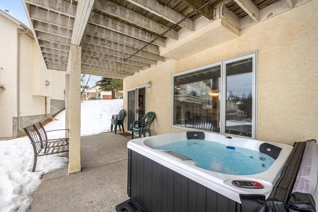 R&r Relaxation Ridge, Private Hot Tub, Spacious Holiday home Radium Hot Springs